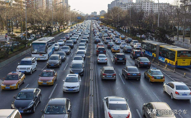 为什么汽车行驶会“发飘”？只说“车太轻”的人，根本就不懂车