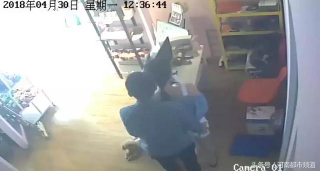 长相甜，身材好！19岁美女店长遭男熟客“咸猪手”，画面猥琐！