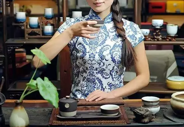 美女茶艺照(穿旗袍泡茶的女子，美得让人心醉)