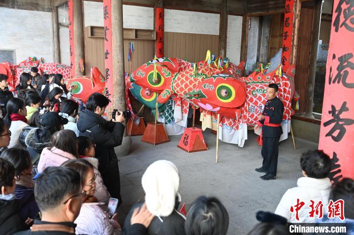 （新春见闻）八百年鱼灯“游”古村 舞灯人助力“跃龙门”