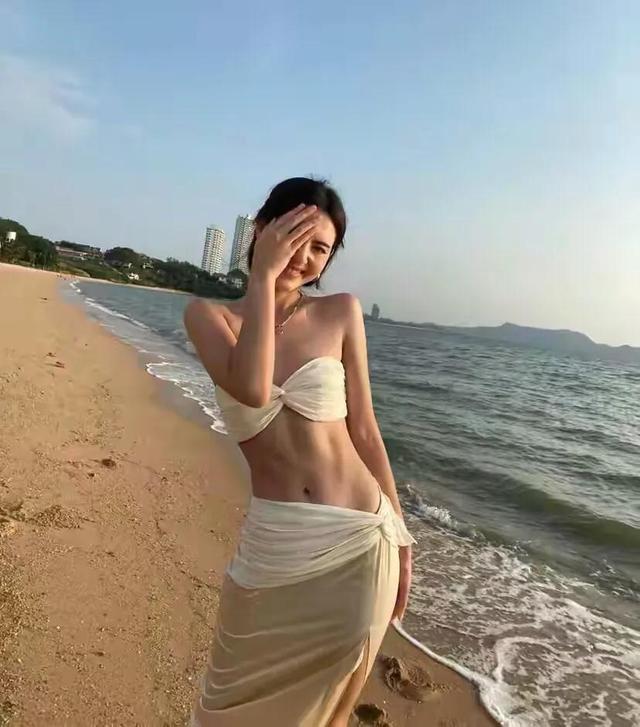 “泰国第一美女”黛薇卡，海边拍照裸胸搭牛仔，露出惊人蚂蚁腰