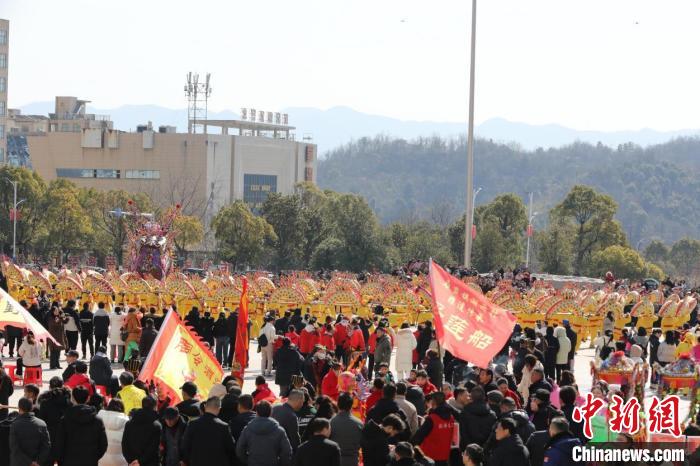 （新春走基层）江西彭泽：民俗踩街闹新春