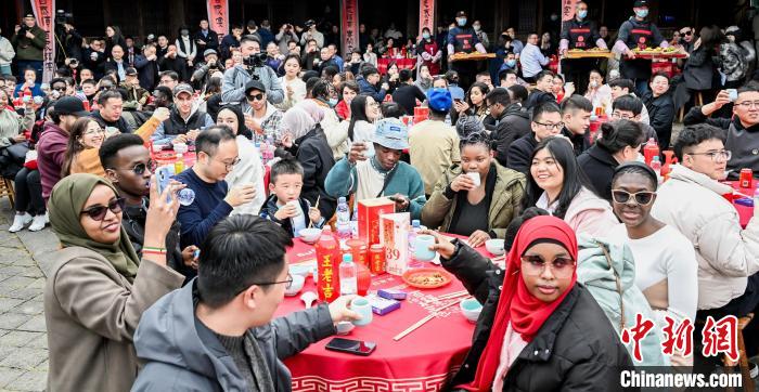 （新春走基层）浙江泰顺：百桌连席闹元宵 民俗美食相得益彰