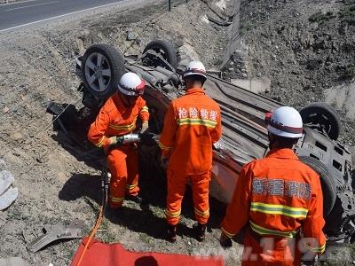 奎赛高速小轿车翻下路基1人死亡 乌苏消防营救