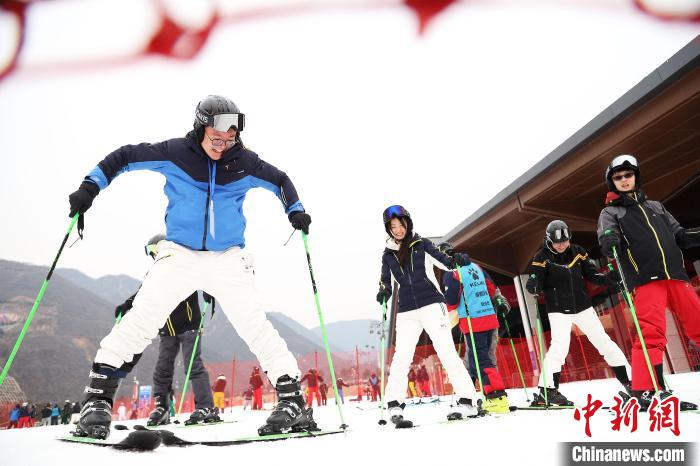 台湾“大九学堂”学子北京滑雪 两岸青年为亚冬会遥送祝福