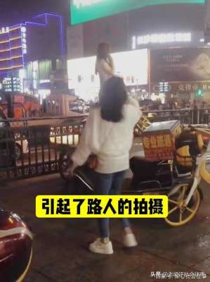 美女摇机车(湖南长沙，一位美女站在马路边“舞姿翩翩”，路人：美女好性感哦)