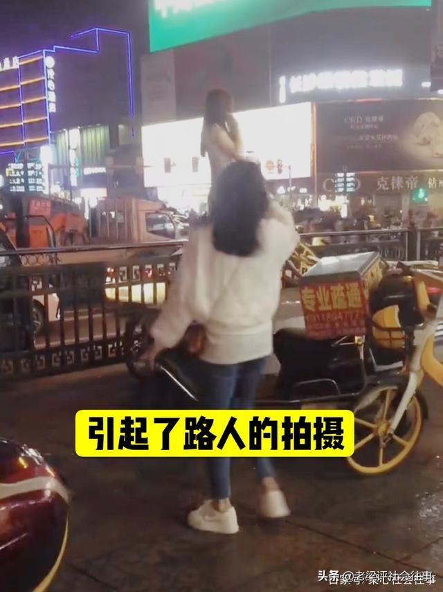 湖南长沙，一位美女站在马路边“舞姿翩翩”，路人：美女好性感哦