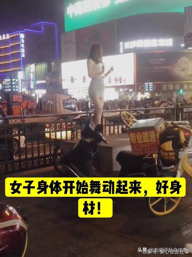 湖南长沙，一位美女站在马路边“舞姿翩翩”，路人：美女好性感哦