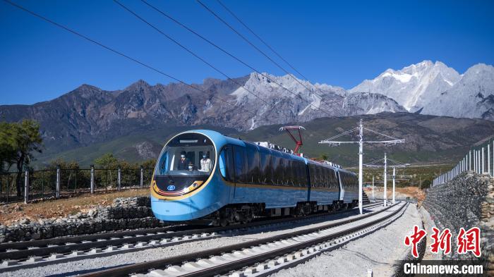 全球首列全景观光山地旅游列车开通运营