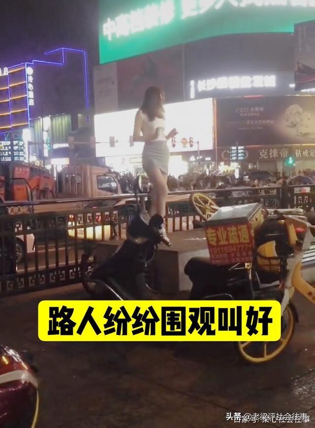 湖南长沙，一位美女站在马路边“舞姿翩翩”，路人：美女好性感哦