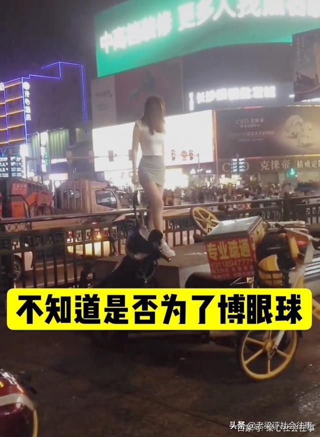 湖南长沙，一位美女站在马路边“舞姿翩翩”，路人：美女好性感哦