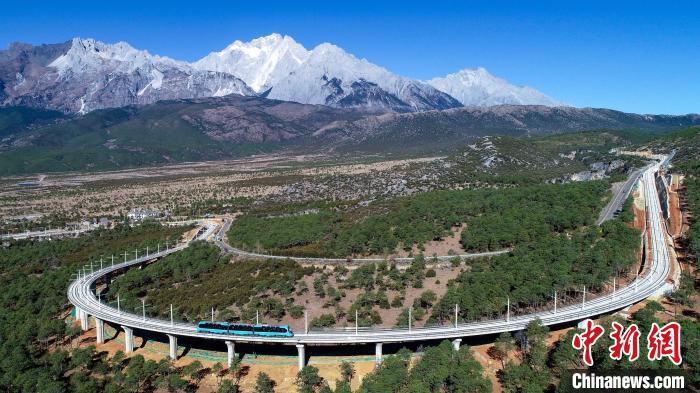 全球首列全景观光山地旅游列车开通运营