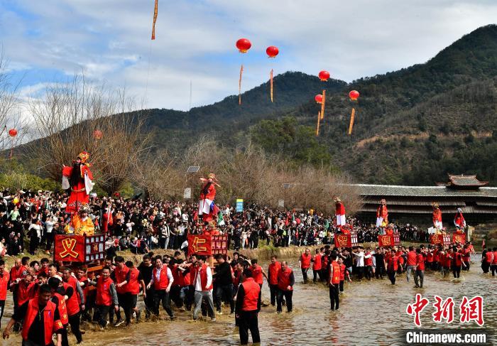 福建连城：巨龙“古事”喜闹元宵