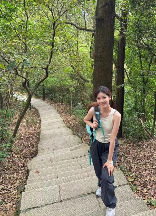 夏日大理小苍山，美女写真清新照