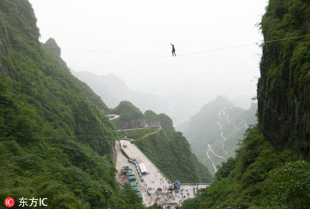 刺激！美女挑战高跟鞋走扁带 天门山绝技对决看呆众人