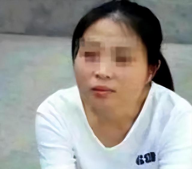 04年，福建美女被执行注射死刑，被按执行床前，她向狱警深深鞠躬