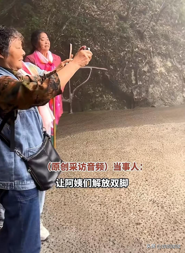 江西三清山肌肉帅哥抬轿，阿姨们笑得合不拢嘴，体育生就业新方向