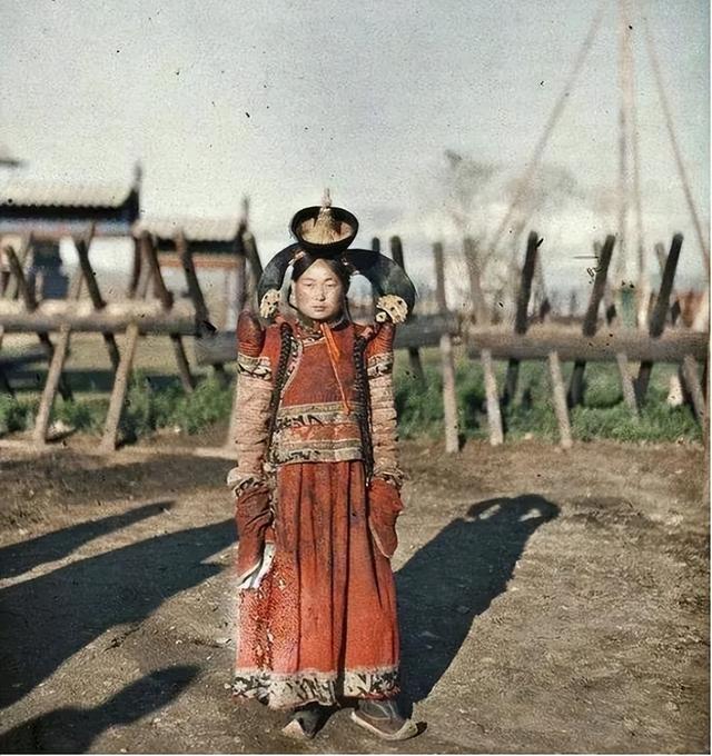 1913年，蒙古国的一个女子被剥光衣服，装进木箱，扔进了沙漠里