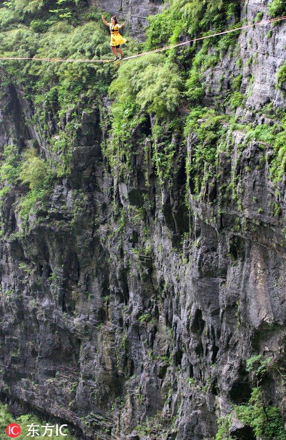 刺激！美女挑战高跟鞋走扁带 天门山绝技对决看呆众人