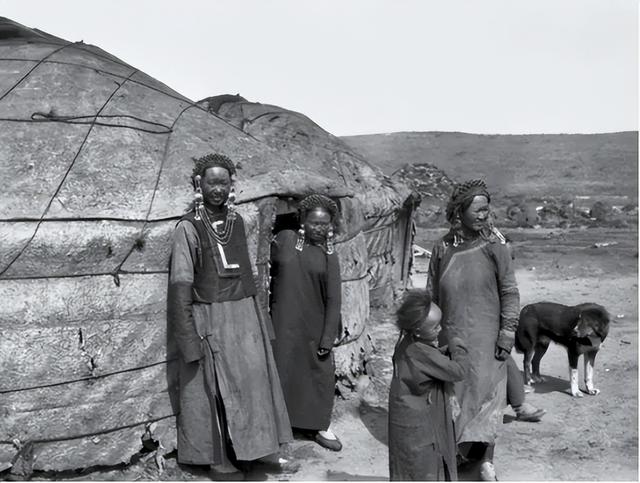 1913年，蒙古国的一个女子被剥光衣服，装进木箱，扔进了沙漠里