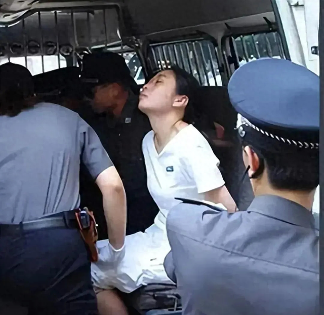 04年，福建美女被执行注射死刑，被按执行床前，她向狱警深深鞠躬