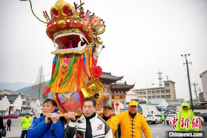 浙江杭州：正月十七化灯祈福