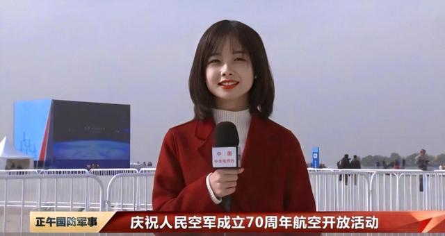 女记者们能直接组团出道了！轻松扛住媒体镜头，无需精修就很迷人