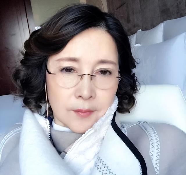 李小璐的母亲张伟欣：女儿离婚我心疼，盼望他们为了孩子复合