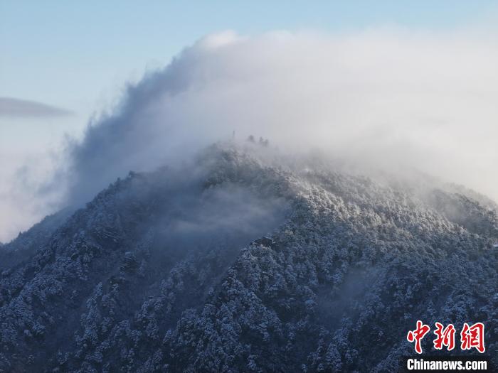 江西庐山雪霁初晴 牯岭山城现日晕与瀑布云气象景观