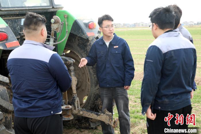 “90后”国赛冠军乐当“农机医生”在田间追梦