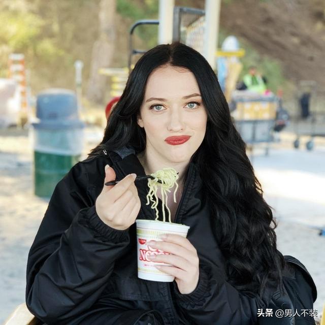 破产姐妹凯特·戴琳斯（Kat Dennings）161，上围34D，身材全靠4招