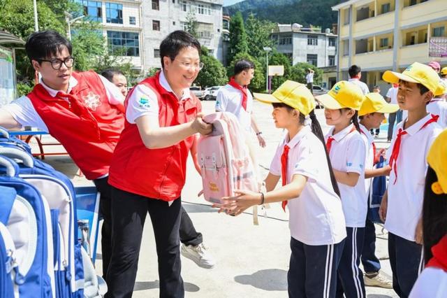 “阿姨，给你糖！” 大山孩子与“伊心向阳”志愿者的双向奔赴