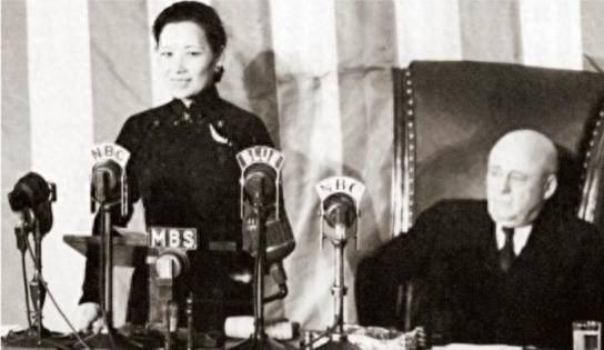 1943年宋美龄美国国会上演讲，惊艳众人，英国首相丘吉尔赞不绝口