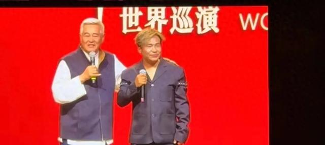 赵本山新加坡演出！40年旧衣一穿，台下观众破防：这才是真艺术家