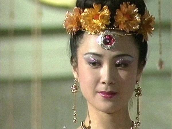 90年代当红女星傅艺伟，因出演“苏妲己”爆红，如今过得怎样了？