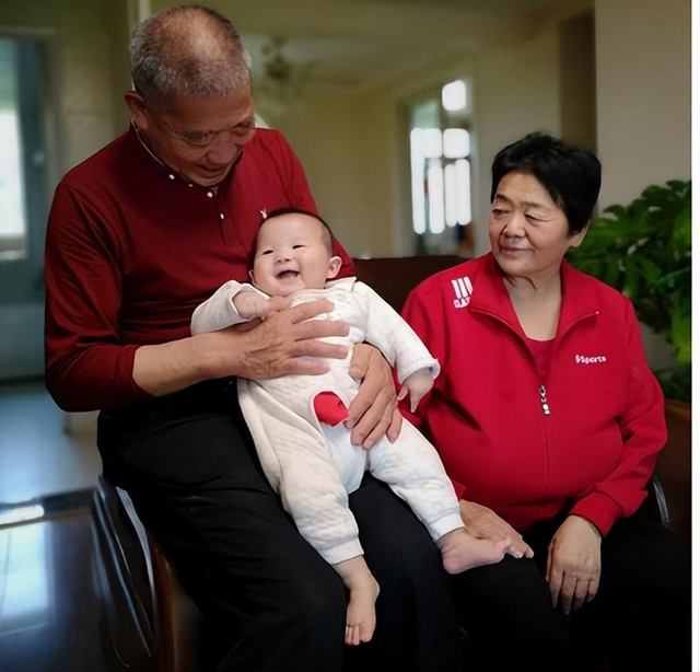 2019年，67岁的山东大妈怀孕，不惜和子女断绝关系，生下三胎女儿