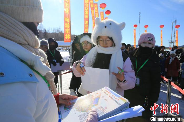 黑龙江伊春青少年体验冬季定向运动 尽享冰雪体育欢乐