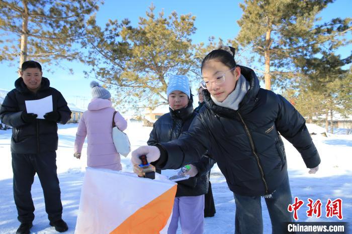 黑龙江伊春青少年体验冬季定向运动 尽享冰雪体育欢乐