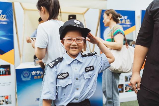 “见习警员”沉浸式出警！长宁警方开展警营开放日活动