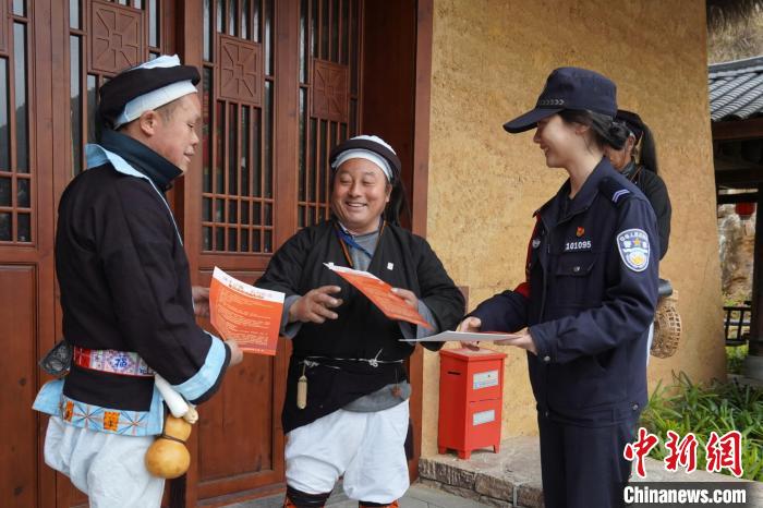 广西女警自学瑶话 从 “小白” 到白裤瑶的守护人