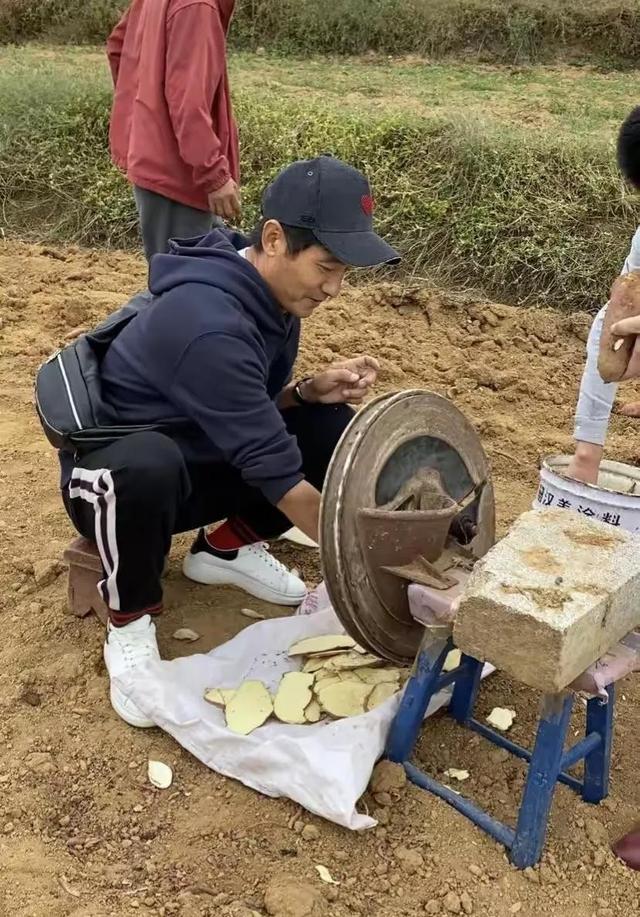 杨洋回安徽老家过年，乡野一隅星光依旧，神秘座驾引猜想