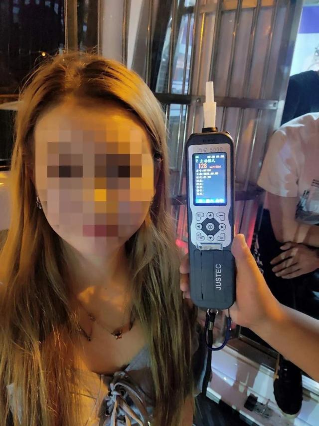 19岁女主播庆生，凌晨1点开奔驰被抓！原因真不敢想