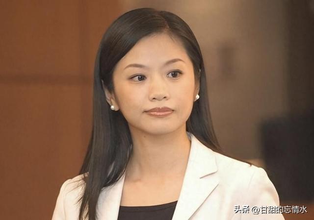 她是凤凰卫视最年轻、漂亮的新闻主播，温柔可人犹如邻家姐姐