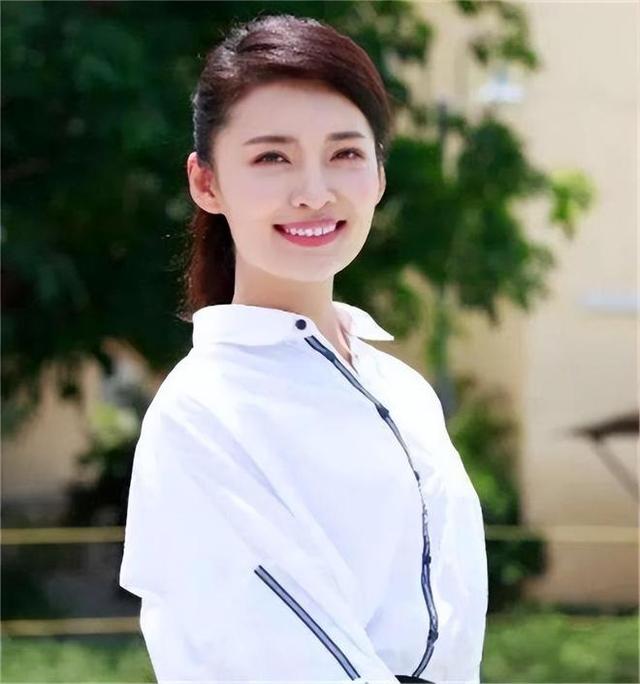 安徽卫视王牌节目美女主持人风采一览，美与知性并存