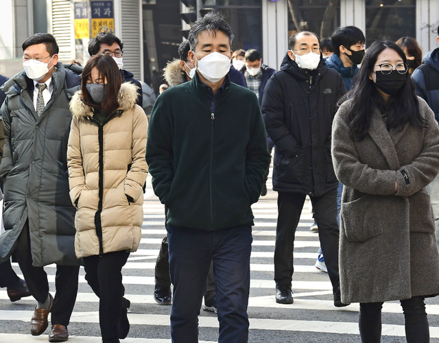 舞台上舔手摸下体，韩国人气女爱豆校庆表演被骂不堪入目？