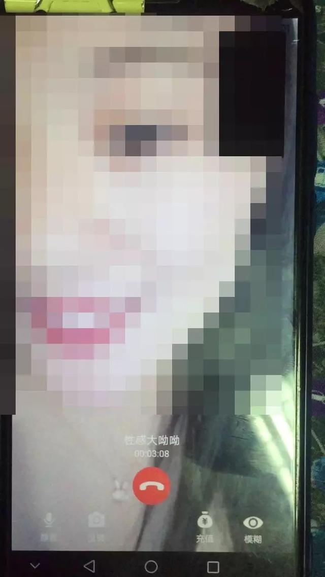 女主播每晚直播不堪表演，13岁儿子就在隔壁房间