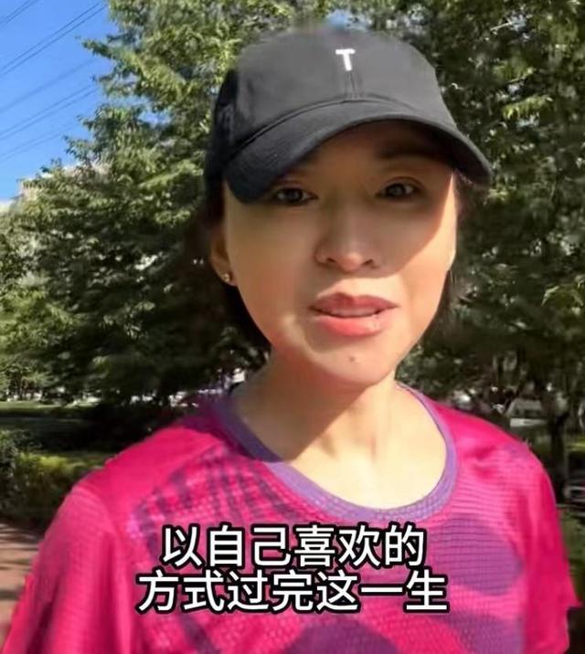 欧阳夏丹：没了央视光环变普通人，46岁仍单身，在新圈子红到发紫