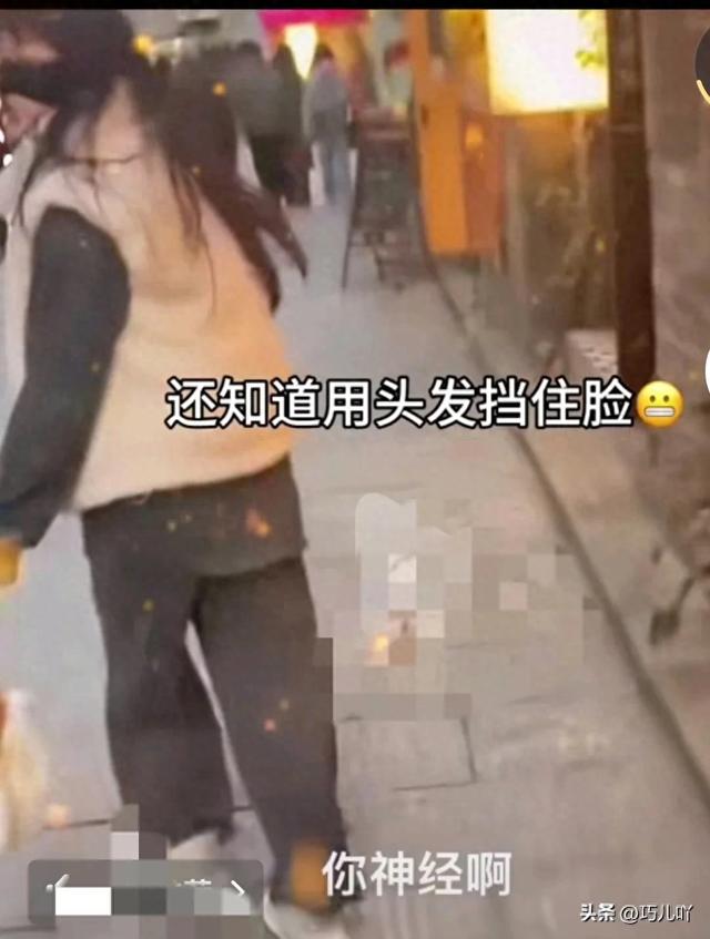 女子莫名踢别人的猫，被路人追问倒地撒泼称有心脏病。网友吵翻天