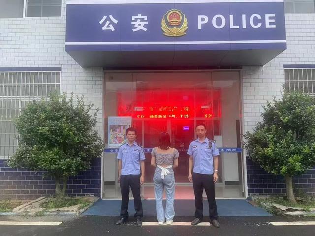 低俗色情！户外涉黄女主播当场被抓！